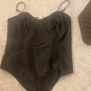 H&m bodysuit  - Jätte fin bodysuit som passar till allt köpte den nyligen men råka beställa fel storlek så det ej passa  Köpt för 200kr