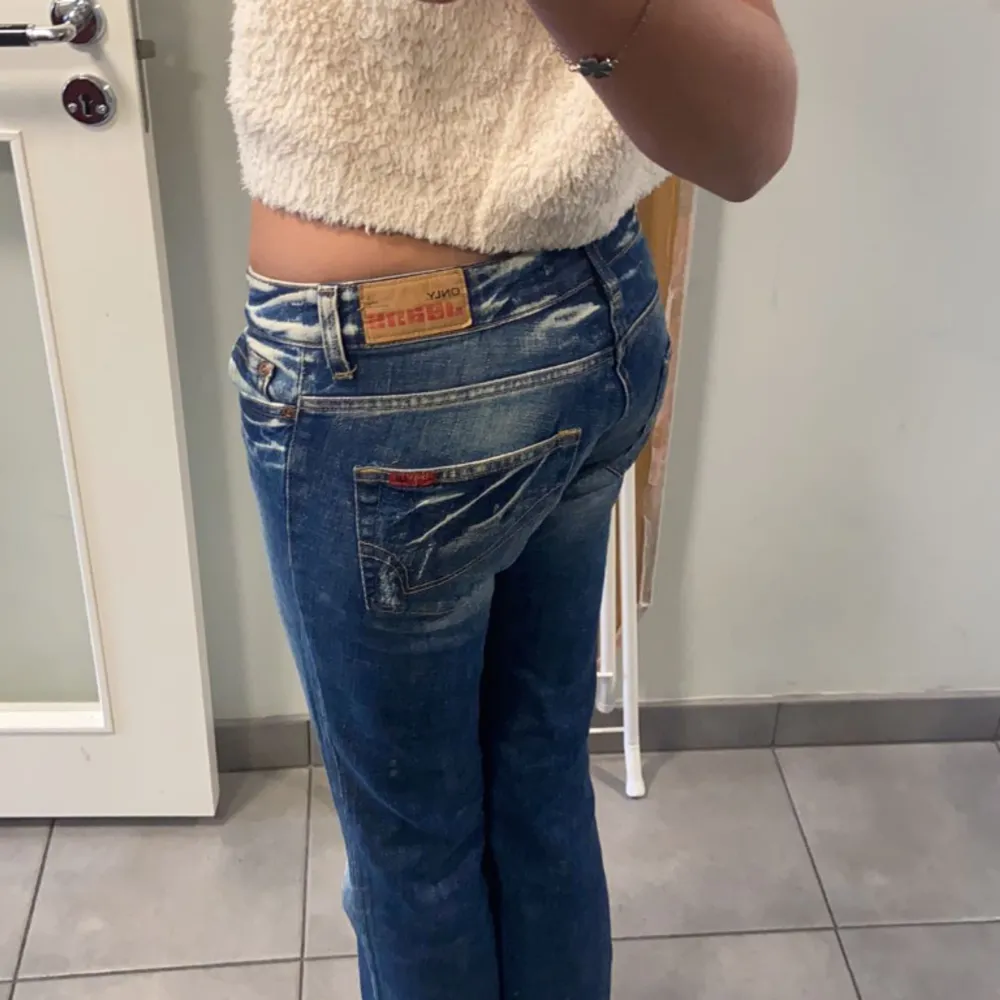 säljer dessa supersnygga jeans från only jeans! de passar mig som är ca 170 lång💕hör av er om ni vill ha fler bilder eller har några frågor☺️midjemåttet är 38 cm tvärs över!. Jeans & Byxor.