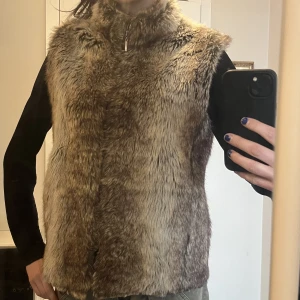 Pälsväst - Pälsväst med dragkedja Sitter som M 