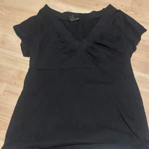 en svart t-shirt i “stockholms stil”. super fint plagg men används ej🖤