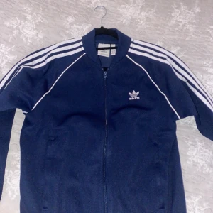 Adidas original tröja - Detta är en adidas tröja som är använd 3 gånger. Säljer den för bra och rimligt pris! Det är storlek M!
