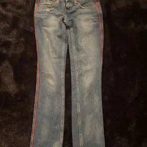 Säljer dessa super fina Levis Jeans med röda stripes på, säljer på grund av att dom är för små! Jeansen är square cut, slim leg fit och är i superfint skick❣️ Kontakta för mer information!