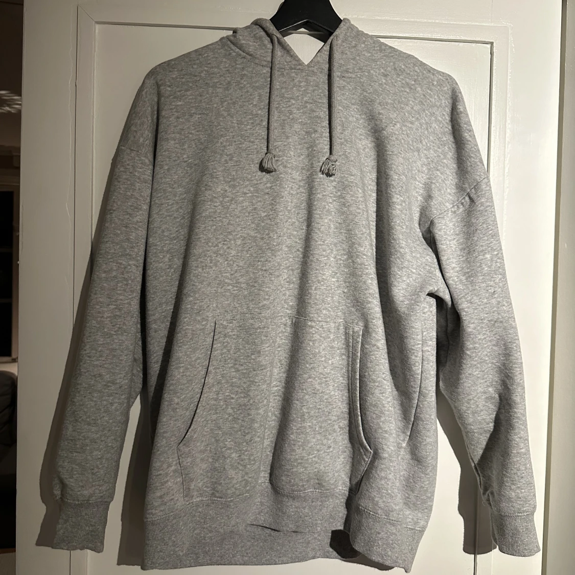 Grå hoodie