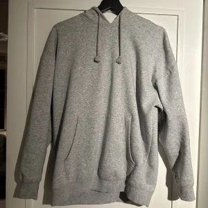 Grå hoodie - Grå hoodie i storlek S, fint skick💗
