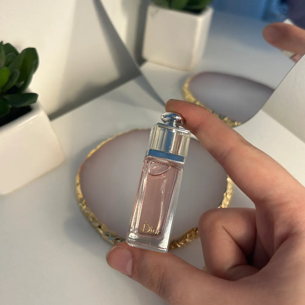 Dior addict Eau Fraîche Eau de Toilette, 5 ml och aldrig använd endast luktad. Kan användas som tester eller bara ha i väskan!💗. Accessoarer.