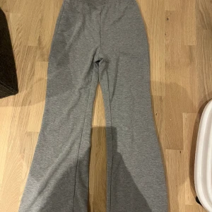 byxor  - säljer dessa byxor som jag inte vet vart dom är ifrån, aldrig använda 🥰