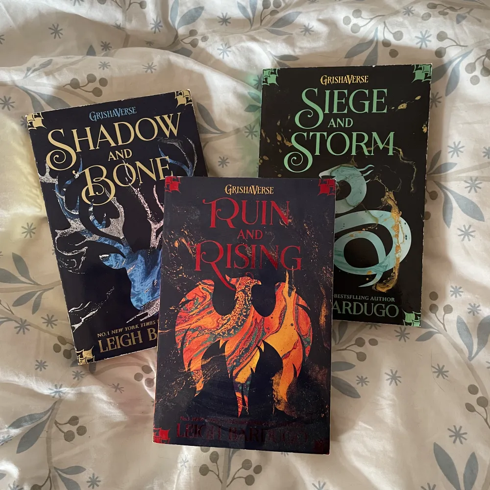 Säljer Shadow and bone trilogin av Leigh Bardugo, alla tre för 200kr. Böckerna är olästa! Skickas mot fraktkostnad 🫶🏼. Övrigt.