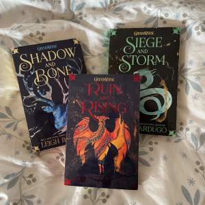 Säljer Shadow and bone trilogin av Leigh Bardugo, alla tre för 200kr. Böckerna är olästa! Skickas mot fraktkostnad 🫶🏼