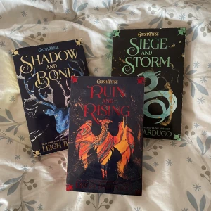 Shadow and bone 💙🩵 - Säljer Shadow and bone trilogin av Leigh Bardugo, alla tre för 200kr. Böckerna är olästa! Skickas mot fraktkostnad 🫶🏼