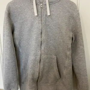 Riktigt fet stickad hoodie. Storlek S ifrån zara. Hör av dig om du har frågor!