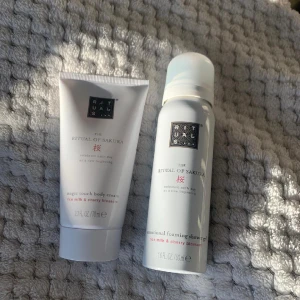 Rituals shower-kit - Mysigt travelkit av rituals med en showergel och body cream av serien 'ritual of sakura'. Båda är oöppnade och därför nya. Nypris ligger på 150 men jag säljer för 75 då de inte används. Priset går att diskutera, speciellt vid snabb affär 🫶