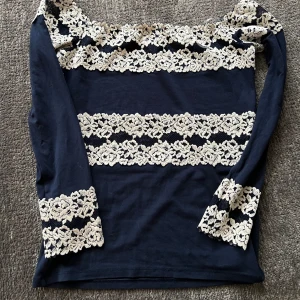 Intimissimi pretty flowers modal shirt - Säljer den här tröjan som är helt slutsåld överallt. Inga defekter, är alltså som ny och ingen tecken på användning. Tröjan är i storlek M men passar s-m enligt mig