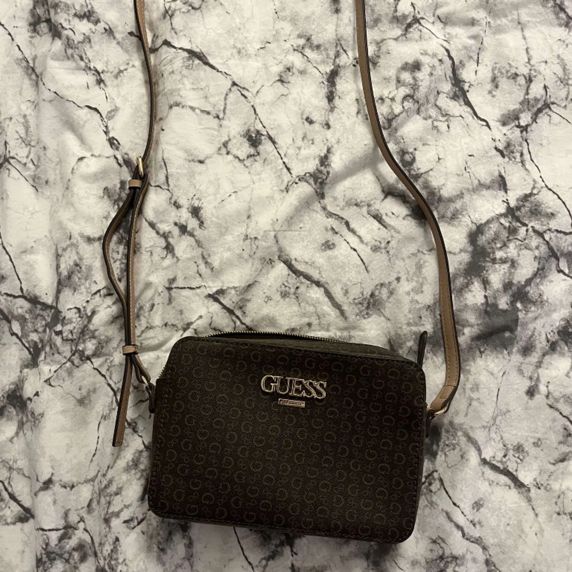 Säljer en jättefin guess väska helt oanvänd för 800 kr, köpt för 900kr. Köparen står för frakten