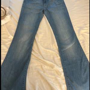 Zara jeans i storlek 34 från zara premium collection. Low waist. Finns inte att köpa längre när jag kolla upp det. Vill verkligen inte sälja dessa eftersom de va mina favoriter, men är tyvärr för små. Jättebra skick ‼️Kontakta mig innan ni trycker på💕