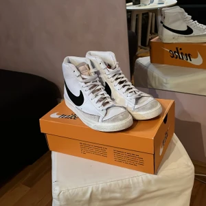 Nike Blazers stl 42 - Använt några gånger men inte riktigt min stil längre! Priset sitter inte i Sten och bra att kontakta om ni har någon fråga!