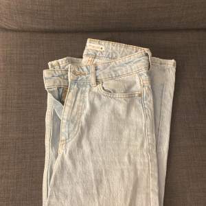 High waist zara jeans som är väldigt ljusblåa. Fin färg, använda men inte överdrivet mycket. Helt hela och inga hål eller liknande.