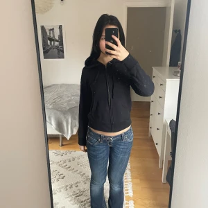 Svart zip-hoodie - Säljer denna jättefina basic zip-hoodien då den tyvärr inte kommer till användning längre. Som i nyskick🌼