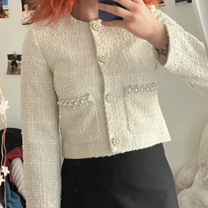 Tweed Jacka - Säljer denna suuperfina populära tweed jackan då den är förliten tyvärr💞Slutsåld på hemsidan, Passar perfekt nu till våren/sommaren!💞 Nyskick då jag endast har provat den💞 Pris kan diskuteras!