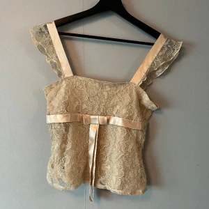 Topp - Världens sötaste topp, är så ledsen att jag behöver sälja men den var för liten🤍 Den är köpt secondhand men i väldigt bra skick💞