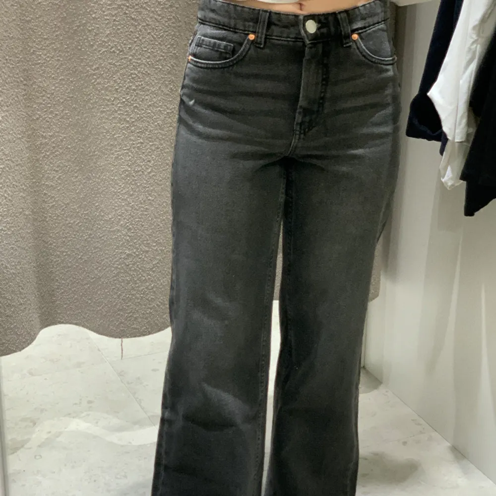 Jättefina jeans i perfekt skick, men tyvärr snäppet för små🥺 Möter gärna upp i Sthlm💖. Jeans & Byxor.