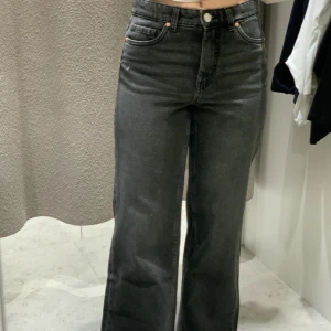 Grå vida jeans - Jättefina jeans i perfekt skick, men tyvärr snäppet för små🥺 Möter gärna upp i Sthlm💖