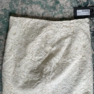 Spetskjol - Super söt spetskjol till sommaren, Stl 36 med dragkedja vid ryggen. Köpt för 449kr Skriv för frågor eller fler bilder! Pris är förhandlingsbart