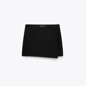 Kjol/shorts - Svart kjol/shorts i kostymmeterial💗 Aldrig använda pga för små! Nypris 300kr