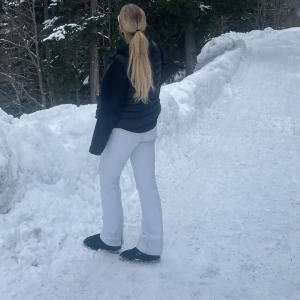 Vita bootcut skidbyxor - Säljer dessa skit snygga vita bootcut slim skidbyxor då jag använt dom 1 gång på en afterski.. Sitter som en smäck😍 Köpta för 1000kr 