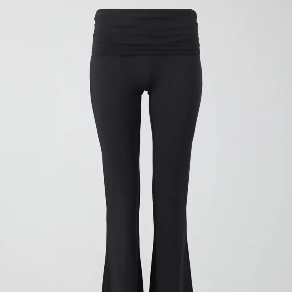 Jätte snygga mörk gråa yoga pants från Gina tricot! Använda fåtal gånger, nyskick!💕. Jeans & Byxor.