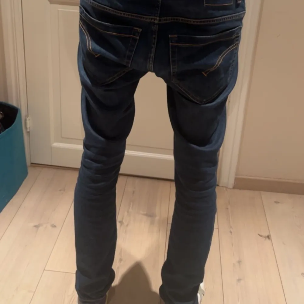 dondup jeans i modellen george, storlek 32, otroligt bra skick, nypris 3,6, hör av dig vid frågor!. Jeans & Byxor.