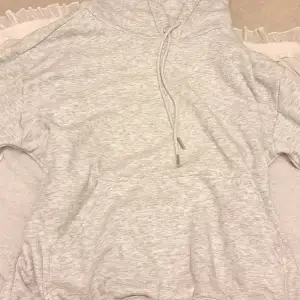 En ljusgrå hoodie från H&M. Köpte den för ungefär 249 kr. Har använts ksk 3 gånger 💓 Bra skick!