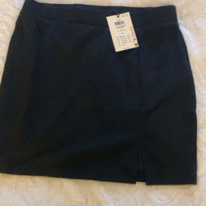 Svart minikjol med slits - Säljer en svart figurnära minikjol med slits. Aldrig använd då returtiden gick ut. Inköpt för 199,95.💕 