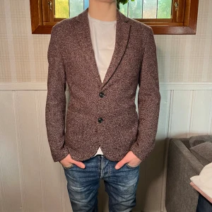 Zara man - Kavaj  - Zara Man Kavaj | skick 9/10 | storlek XS | Pris 299kr | Modellen på bilden är 175cm | Fraktar via PostNord och Instabox på köparens bekostnad:)  Hör av dig vid frågor och funderingar mvh