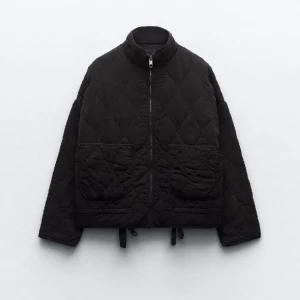 Quiltad jacka zara - Hej! Säljer min fina jacka från Zara lite nopprig💕skriv för egna bilder eller funderingar💕Ny pris 859!