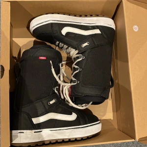 Vans hi-standard og snowboardboots - Använda en säsong, vänsterskott snöre har fransar upp sig men det finns ett svart Vans snöra som kan fås med om det önskas, för mer bilder skriv pm