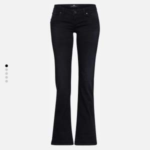 Säljer dessa snygga svarta lågmidjad bootcut LTB (valerie) då de tyvärr inte kommer till användning då de är lite långa. Jag köpte de från aboutyou för 915kr. De är storlek: W26, L36. Om ni har frågor eller vill de fler bilder är de bara att skriva💕