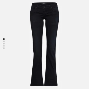 LTB jeans - Säljer dessa snygga svarta lågmidjad bootcut LTB (valerie) då de tyvärr inte kommer till användning då de är lite långa. Jag köpte de från aboutyou för 915kr. De är storlek: W26, L36. Om ni har frågor eller vill de fler bilder är de bara att skriva💕