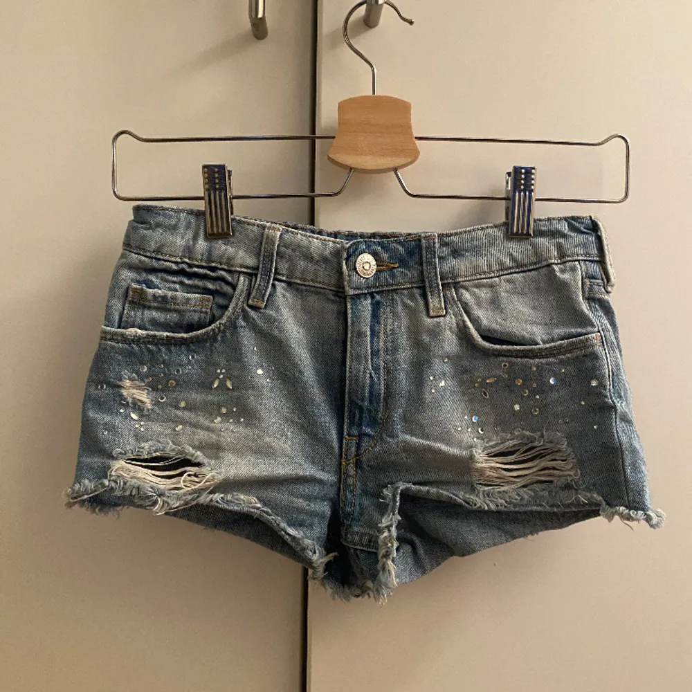 Jätte dina Lågmidjade jeans shorts❤️ skulle säga att storleken är mellan xxs-xs🙌. Shorts.