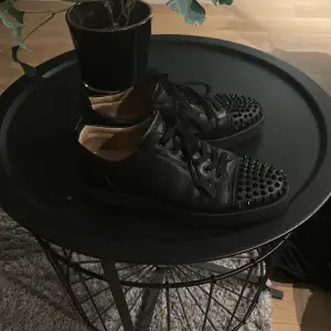 Säljer ett par Christian Louboutin skick 8/10 Hör av dig vid fler frågor😃 priset är inte hugget i sten