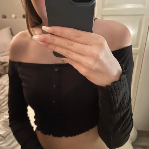 Offshoulder tröja - Aldrig använd. Jag har själv ganska långa armar och den sitter bra i armarna för mig. 