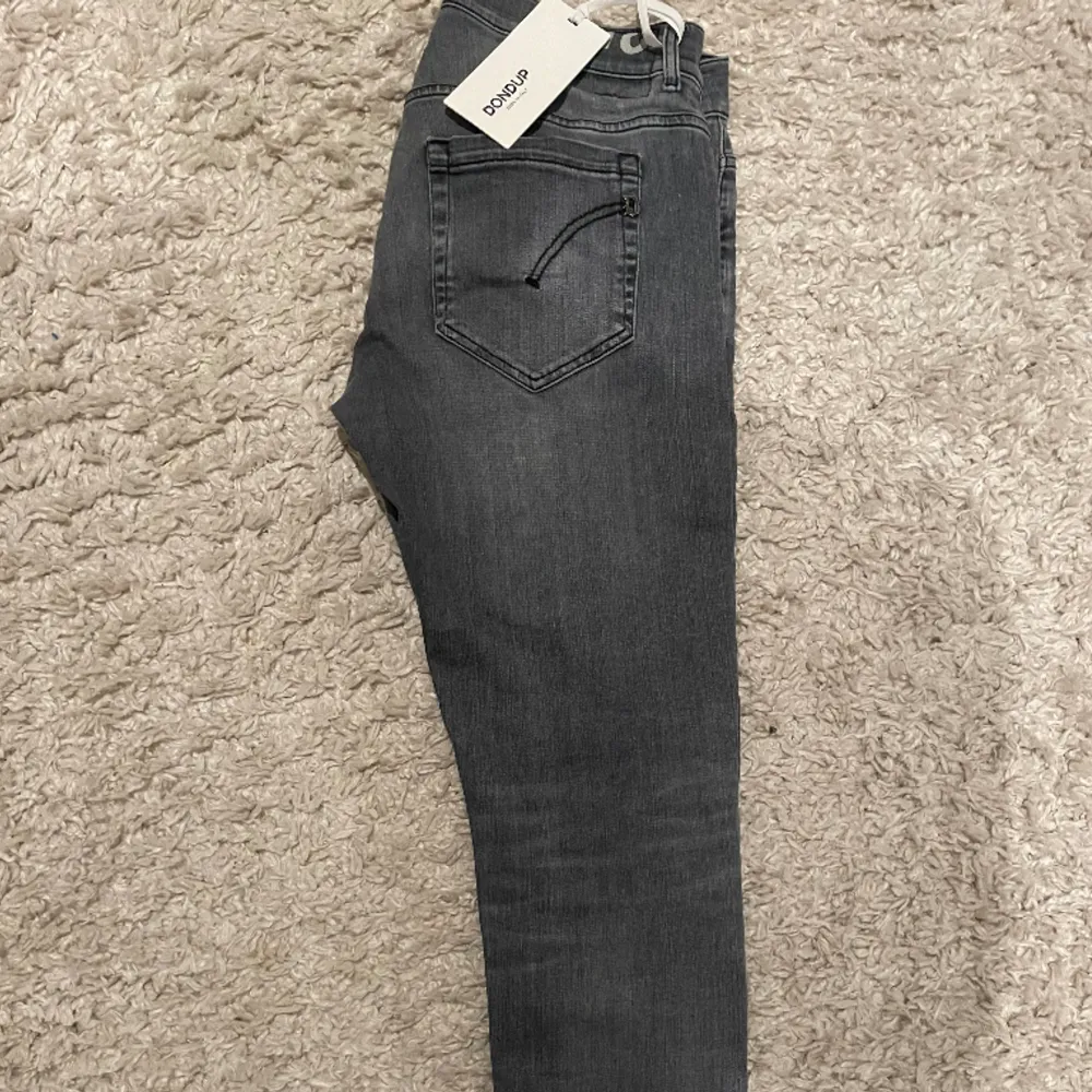 Säljer nu dessa Dondup jeans, modellen är George. Skicket är grymt, bara att de är ett hål på knät. Nypris är 3800. Hör gärna av er . Jeans & Byxor.
