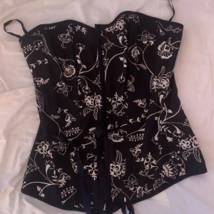 Söt korsett - Söt liten korsett med blommor på🫡🙏 Köpt på beyond retro Storlek M men skulle säga S