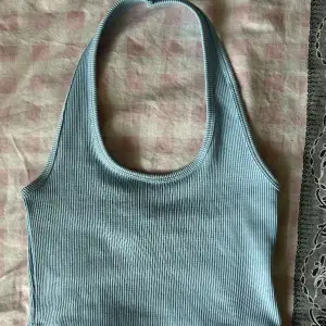 Blått linne från H&M. Aldrig använd, bara provat på. Inga defekter. Perfekt till sommaren. Kontakta mig om du vill ha mer bilder :)