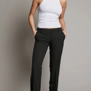 Lågmidjade kostymbyxor  - Säljer mina lågmidjade kostymbyxor i extra tall som är helt slutsålda online. Dom är absolut nog långa för mig som är 173. Nyskick, helt oanvända med prislappen kvar. Säljer pga att dom var för små och inte gick att skicka tillbaka. 