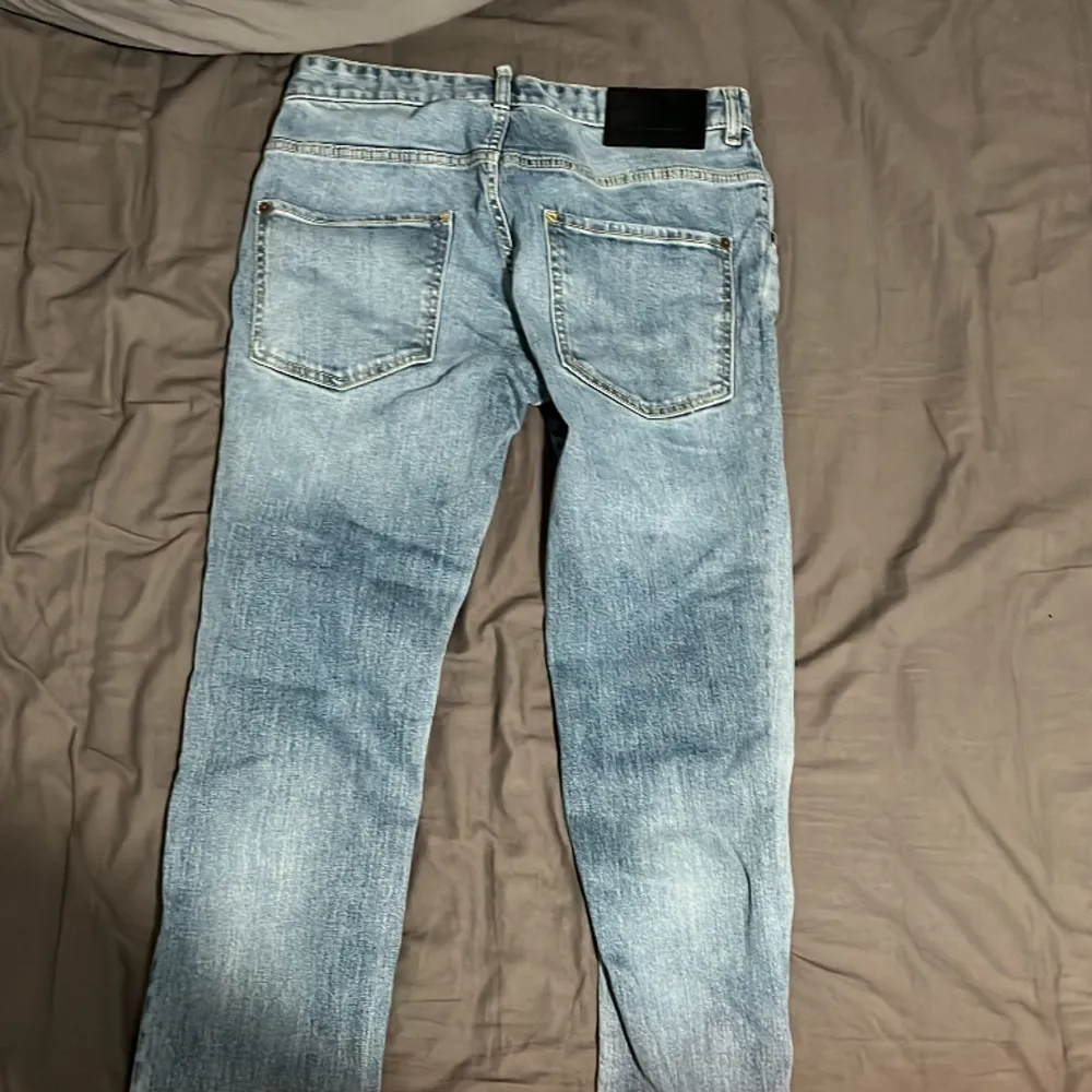 Tja säljer dessa dsquared2 slim fit jeans dom är storlek 16 years och passar till folk från 175cm till runt 181cm dom är väldigt fint skick  nypris ligger runt 2500 när jag köpte dom det är bara skriva om ni undrar något. Jeans & Byxor.