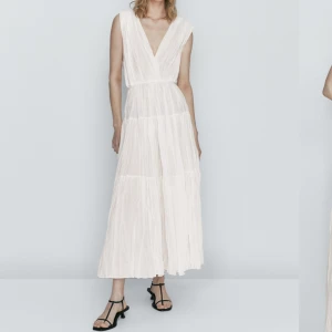 Massimo dutti sommarklänning - En jättefin vit sommarklänning med lite godess-vibes från Massimo dutti i nyskick! Köpt för ett år sen men endast använd en gång. Perfket till student, bal, vår och såklart sommar🩷skriv för fler bilder! Jag e 160 o den går till mina fötter. Nypr 1200