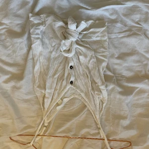 Sommarminne H&M - Ett sommarlinne i st 34 from H&M. Knuten går att justera samt går att knyta upp. 