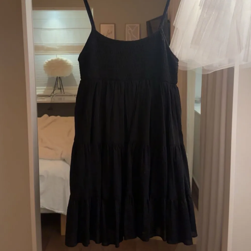 Säljer denna klänning från zara i storlek S🥰 Säljer då den inte kommit till användning och klänning är i nyskick💕. Klänningar.