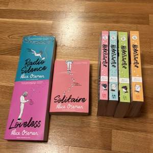 Alice oseman böckerna; Heartstopper serien, solitarie, loveless och radio silence. Säljer pga att dem inte kommer till längre användning. Priser finns på 2- och 3dje bilden 🩷 Mängd rabatt kan diskuteras :)