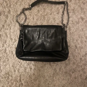 Zara väska  - Super fin och rymlig väska från Zara, knappt använd!! 🩷